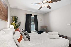 5 Minutes to Beach and Downtown Fire pit Grill