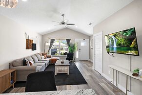 5 Minutes to Beach and Downtown Fire pit Grill