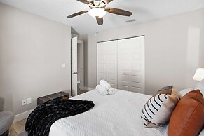 5 Minutes to Beach and Downtown Fire pit Grill