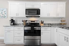 5 Minutes to Beach and Downtown Fire pit Grill