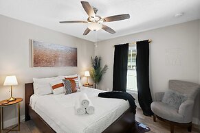 5 Minutes to Beach and Downtown Fire pit Grill