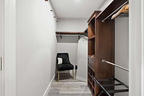 5 Minutes to Beach and Downtown Fire pit Grill