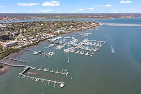 5 Minutes to Beach and Downtown Fire pit Grill