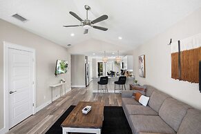 5 Minutes to Beach and Downtown Fire pit Grill