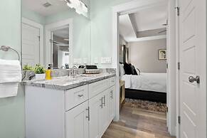 5 Minutes to Beach and Downtown Fire pit Grill