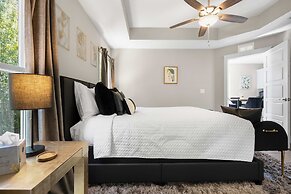 5 Minutes to Beach and Downtown Fire pit Grill