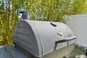 5 Minutes to Beach and Downtown Fire pit Grill