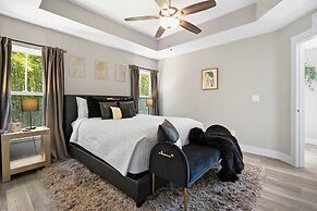 5 Minutes to Beach and Downtown Fire pit Grill