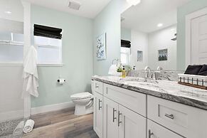 5 Minutes to Beach and Downtown Fire pit Grill