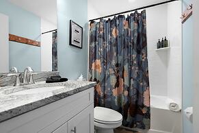 5 Minutes to Beach and Downtown Fire pit Grill