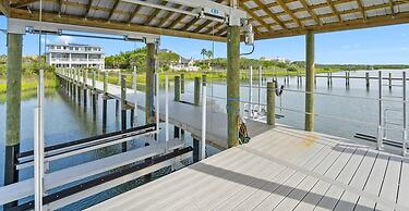 400 Steps to Sand Waterfront Luxury w Dock Pool