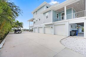 400 Steps to Sand Waterfront Luxury w Dock Pool