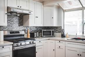 Bright Spacious Stay Near LA Top Attractions