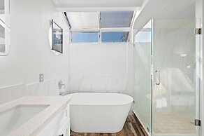 Bright Spacious Stay Near LA Top Attractions