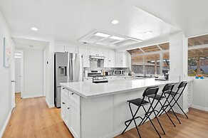 Bright Spacious Stay Near LA Top Attractions