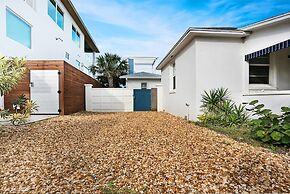 100 Steps to Beach Deck w Ocean View Beach Gear