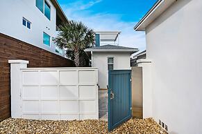 100 Steps to Beach Deck w Ocean View Beach Gear