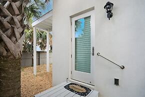 100 Steps to Beach Deck w Ocean View Beach Gear