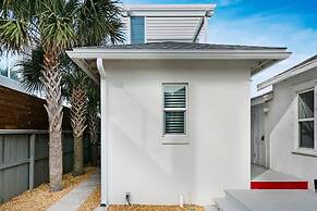 100 Steps to Beach Deck w Ocean View Beach Gear