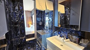 Royalis Suites