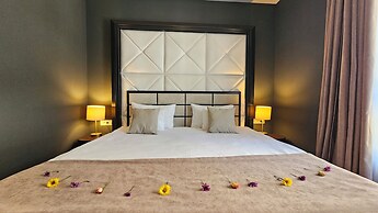 Royalis Suites