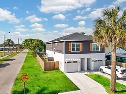 Luxury Beach Home Sauna Cold Plunge E-bikes