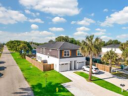 Luxury Beach Home Sauna Cold Plunge E-bikes