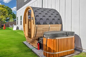 Luxury Beach Home Sauna Cold Plunge E-bikes