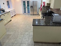 Bristol Blissful Retreat - 6 Bedrooms