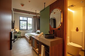 HUNTERS HOTEL