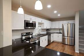 Modern Townhouse Retreat W Private Deck