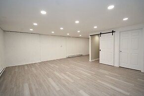 Modern Townhouse Retreat W Private Deck