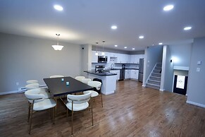 Modern Townhouse Retreat W Private Deck