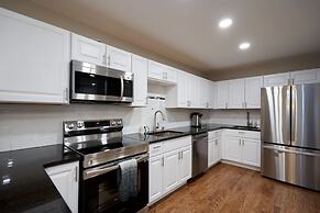 Modern Townhouse Retreat W Private Deck