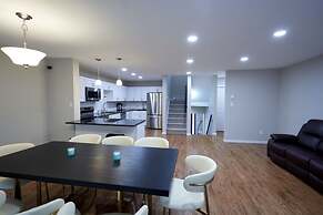 Modern Townhouse Retreat W Private Deck