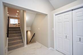 Modern Townhouse Retreat W Private Deck