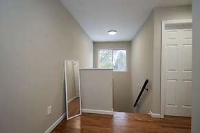 Modern Townhouse Retreat W Private Deck