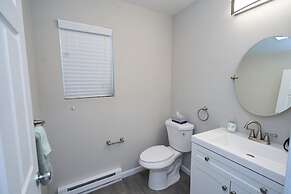 Modern Townhouse Retreat W Private Deck