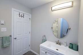 Modern Townhouse Retreat W Private Deck