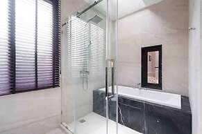 Luxury Modern Pool Jacuzzi Villa 5BR Thonglor
