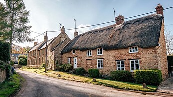 4Bed Thatched Cottage in Oxfordshire