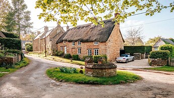 4Bed Thatched Cottage in Oxfordshire
