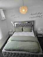 Luxury Stylish Charming City Apartment With Private Entrance in Wolver