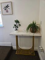 Luxury Stylish Charming City Apartment With Private Entrance in Wolver