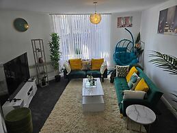 Luxury Stylish Charming City Apartment With Private Entrance in Wolver