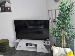 Luxury Stylish Charming City Apartment With Private Entrance in Wolver