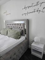 Luxury Stylish Charming City Apartment With Private Entrance in Wolver