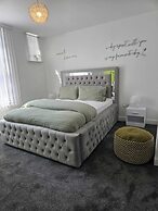 Luxury Stylish Charming City Apartment With Private Entrance in Wolver