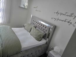 Luxury Stylish Charming City Apartment With Private Entrance in Wolver