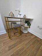 Luxury Stylish Charming City Apartment With Private Entrance in Wolver